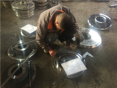 質檢員在測算產品尺寸